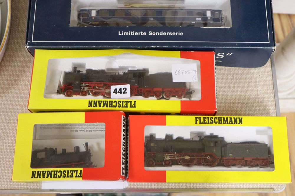 Fleischmann boxed HO 4894 set, 4828 and 4160 locos and tenders, 814098 tank loco